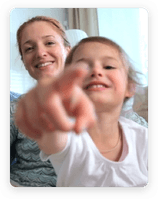Förälder och barn vid videosamtal